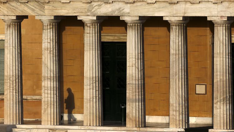 Geister-Stimmen im Parlament: Tsipras muss sich für eine Zustimmung strecken.