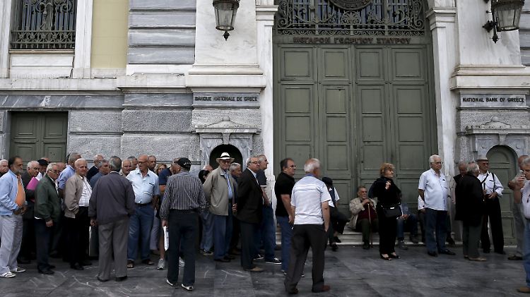 Pensionäre warten Ende Mai auf die Öffnung einer Bank.