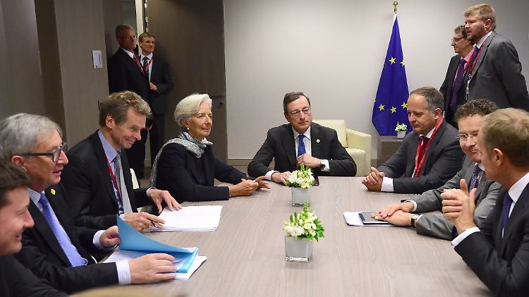 Vor dem  EU-Sondergipfel zur Griechenlandkrise nahm EZB-Chef Draghi an dem eher ovalen, als runden Tisch Platz an der Kopfseite. 