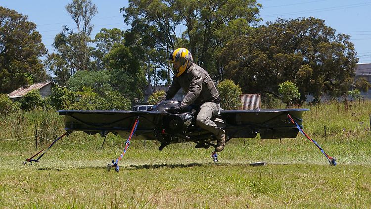 Noch darf das Hoverbike nur angegurtet abheben.