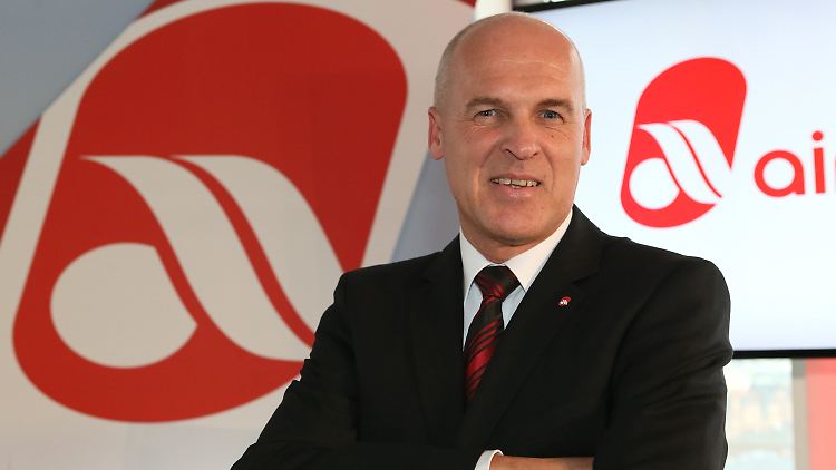 Stefan Pichler erklärt den Kleinaktionären, wie man eine Fluggesellschaft führen muss.