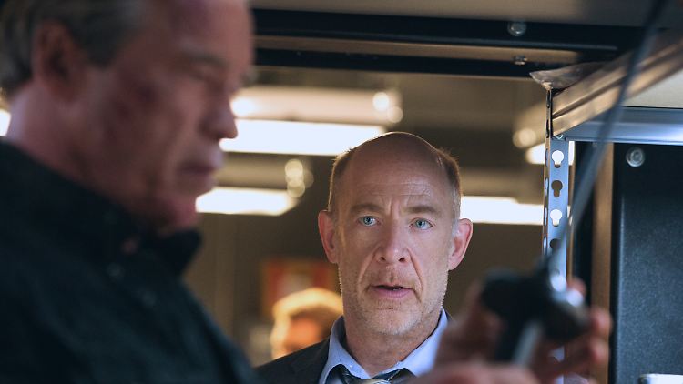 Simmons in "Terminator: Genisys", zusammen mit Arnold Schwarzenegger.