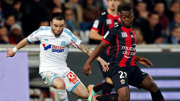 Olympique Marseille's Valbuena im Zweikampf gegen Nampalys Mendy.