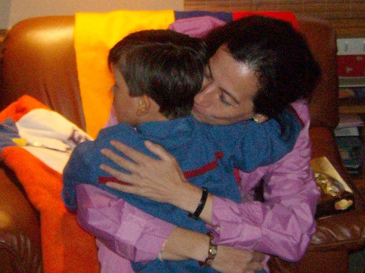 Clara Rojas umarmt ihren Sohn, den sie in der Gefangenschaft geboren hatte und der ihr dann weggenommen wurde.