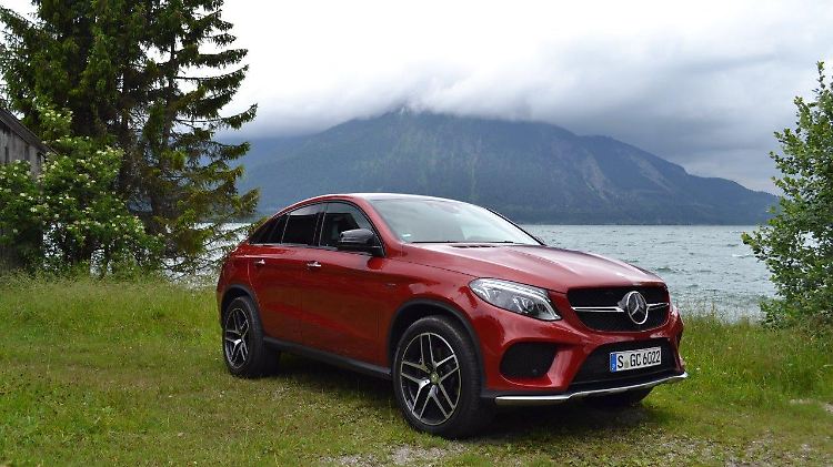 Ganz anders als der Mercedes GLE präsentiert sich das neue GLE Coupé aus Stuttgart. Seine Kompetenz liegt weniger im Offroad-Bereich als vielmehr im Sport.