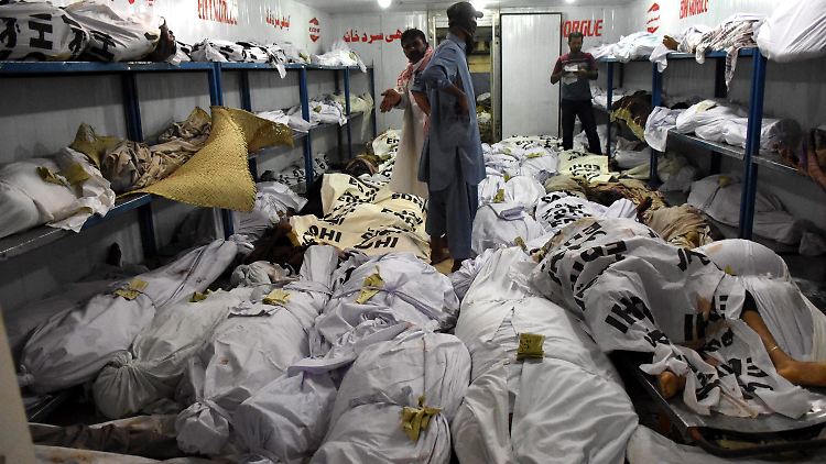 Die Hitzetoten in Pakistan sprengten auch die Kapazitäten der Leichenhallen.