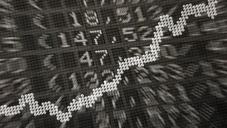 ETFs sind transparent. Denn die Fonds bilden einen Aktienindex nach. Anleger können also in der Regel relativ einfach erkennen, was in einem ETF steckt.