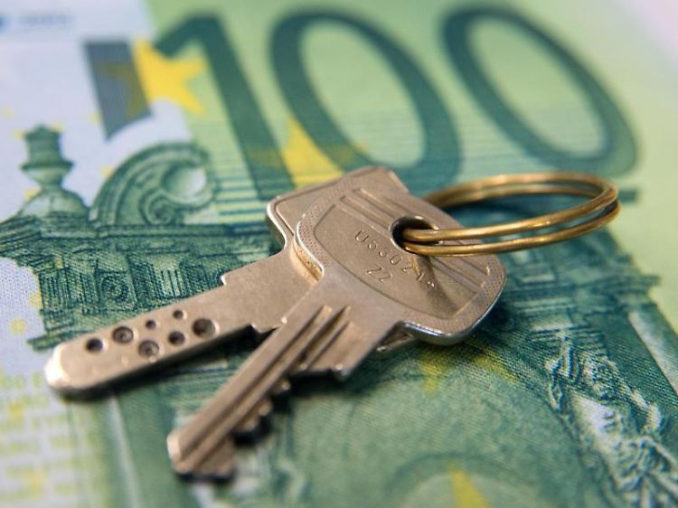Soll ich oder soll ich nicht? Diese Frage ist für Immobilieninteressenten nicht einfach zu beantworten. Auf jedenfall sollten sie vorher gut rechnen.