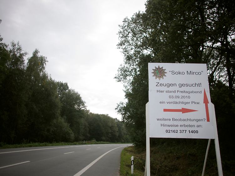 Mit ungewöhnlich offensiven Fahndungsmethoden versucht die Polizei, den seit mehr als zwei Wochen verschwundenen Mirco zu finden.