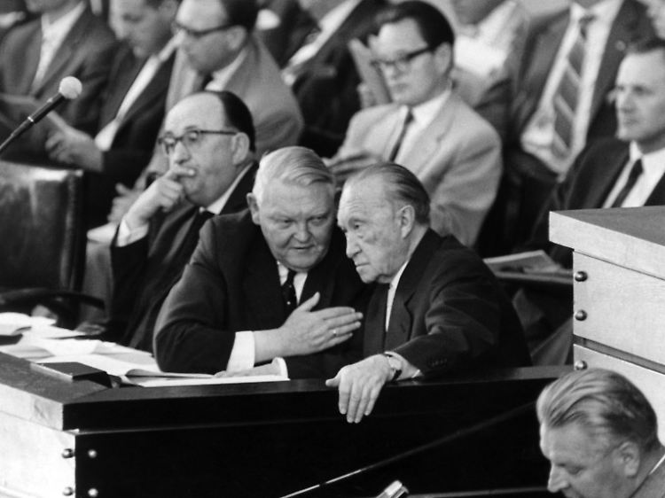 Sie setzen die soziale Marktwirtschaft durch: Konrad Adenauer und Ludwig Erhard.