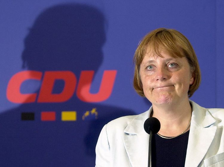 Im Alter von 45 Jahren wird Angela Merkel CDU-Vorsitzende. Sie übernimmt die Partei in einer schwierigen Zeit.