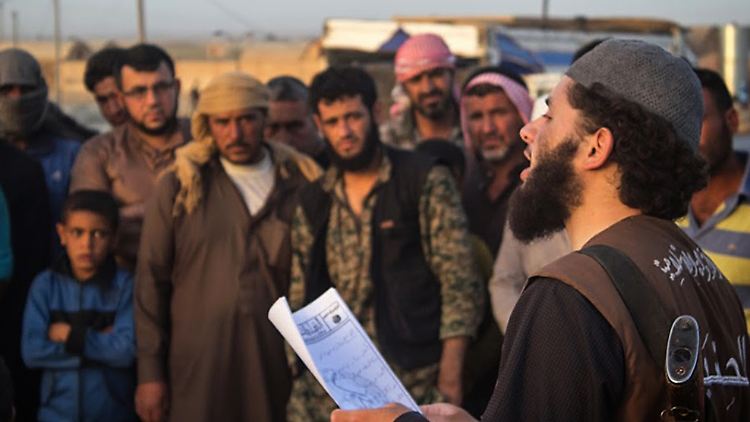Ein IS-Kämpfer verliest im syrischen Ar-Raqqa ein Urteil eines islamischen Gerichts: Auspeitschen als Strafe für Ehebruch.