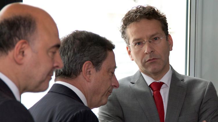 Schon zu Beginn der Vorverhandlungen sahen Eurogruppenchef Jeroen Dijsselbloem (r), EZB-Chef Mario Draghi (m) und EU-Wirtschaftskommissar Pierre Moscovici (l) nicht sehr optimistisch aus.