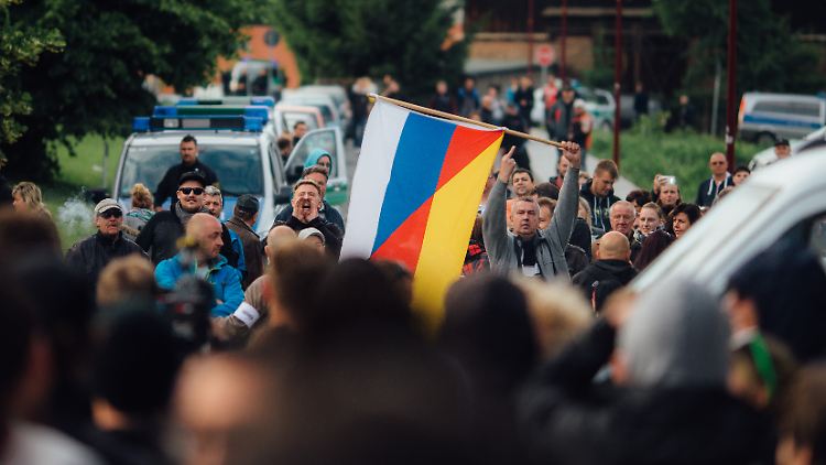 Wes Geistes Kind sind die Demonstranten? Mit einer deutsch-russischen Fahne protestieren Gegner des Flüchtlingsheims vor der Unterkunft der Asylbewerber in Freital.