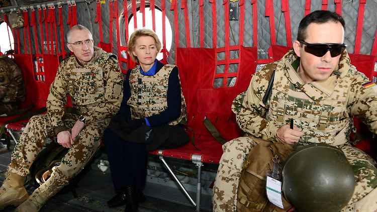 Im Dezember 2014 besuchte die Verteidigungsministerin Afghanistan. Nach fast 12 Jahren soll die Bundeswehr bald ganz anziehen.
