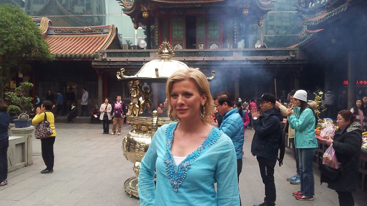 Eva im  Longshan Tempel Taipeh.JPG