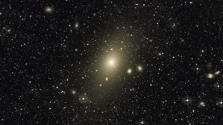 Hof um die Riesengalaxie Messier 87.