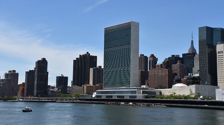 Das Hauptquartier der Vereinten Nationen (M) am East River in New York von Roosevelt Island aus.