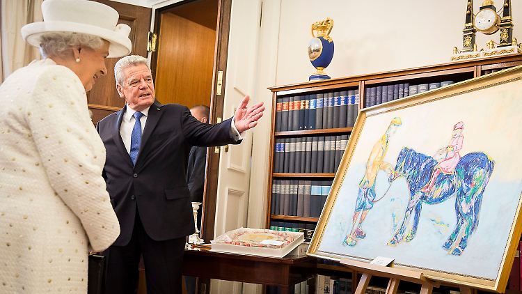 Bundespräsident Gauck und die Queen bei der Übergabe des Bildes.