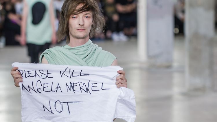Dafür bekommt er von Rick Owens eine gescheuert. Das war offenbar die Mindeststrafe.