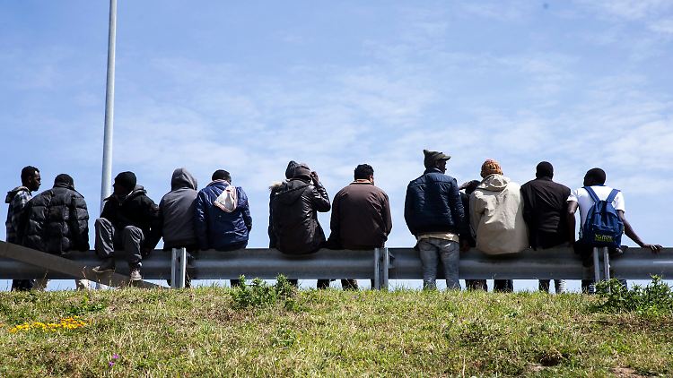 Viele Flüchtlinge versuchen nach ihrer Ankunft in Europa, nach Norden zu gelangen. Hier warten sie in Calais auf eine Möglichkeit, durch den Kanaltunnel zu kommen.