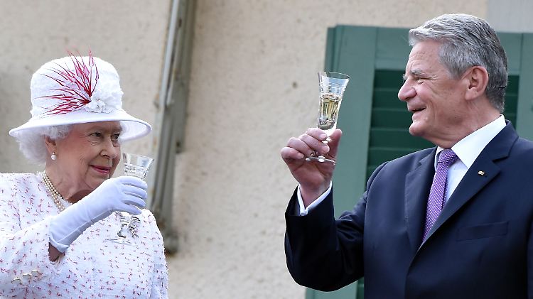 Queen Elizabeth II. stößt mit Bundespräsident Gauck an.