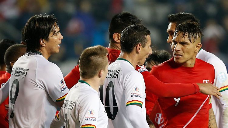 Drei Tore gegen Bolivien: Ex-Bundesliga-Profi Paolo Guerrero (r.) begeistert Peru.