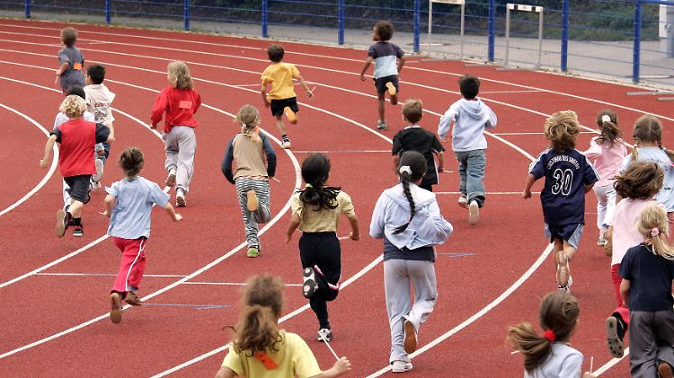 Jungen und Mädchen bei Bundesjugendspielen in Hannover.