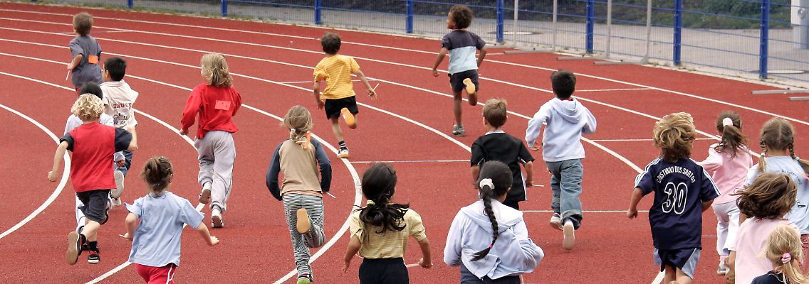 Jungen und Mädchen bei Bundesjugendspielen in Hannover.