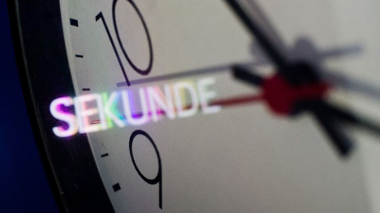 Das Jahr 2015 wird um eine Sekunde verlängert. Während die Atomzeit weiterläuft, müssen wir mit der Koordinierten Weltzeit auf die Erde warten - denn die bummelt.
