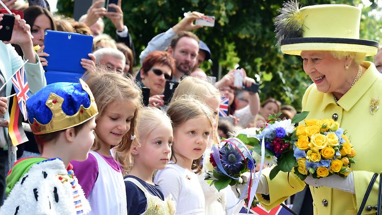 Mini-Fans schnuppern royale Luft: Am Pariser Platz beschert die Queen den Kleinen einen zauberhaften Moment.