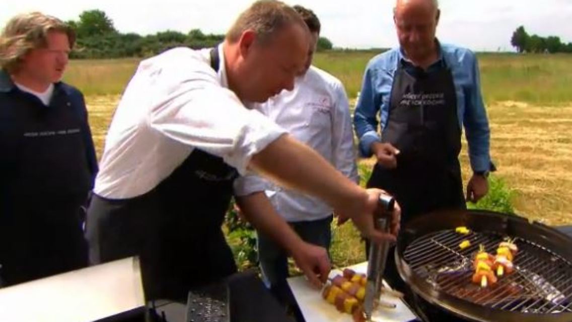 männer grillen.JPG