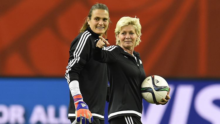 Optimistisch: Bundestrainerin Silvia Neid und Torhüterin Nadine Angerer, die im Text zwar nicht explizit vorkommt, aber nun einmal mit auf diesem sehr schönen Foto ist.