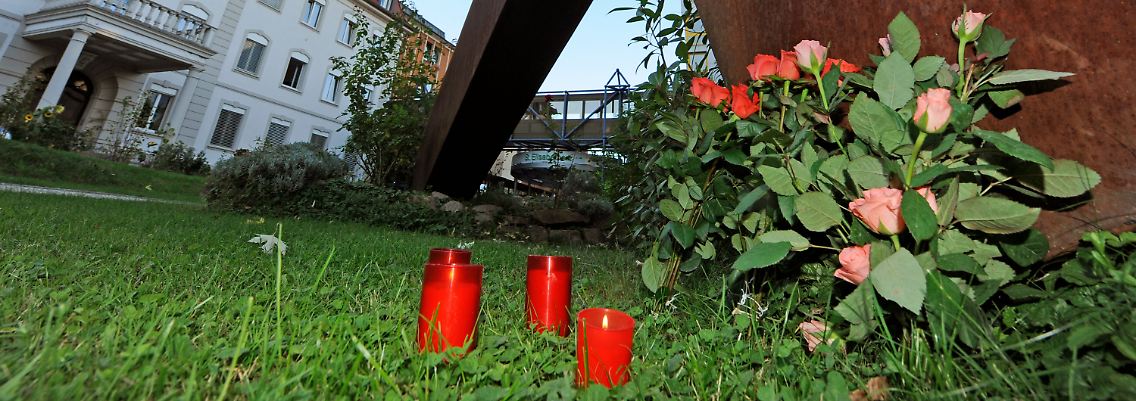 Jugendliche legen Blumen vor dem Elisabethen-Krankenhaus nieder.