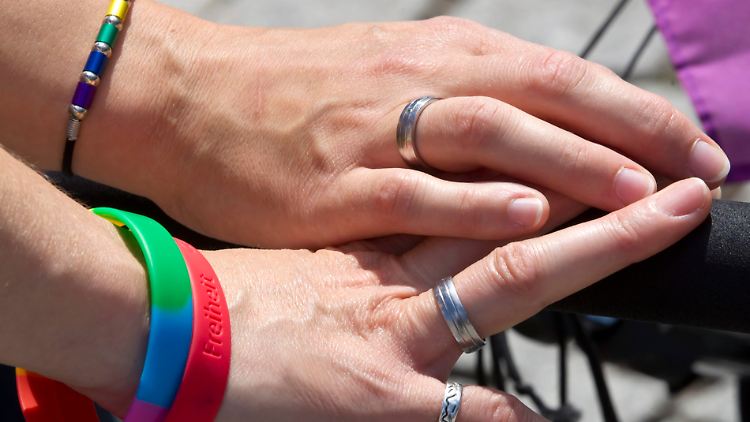 Bisher gab es für Homosexuelle Paare nur eine Segnung. Nun ist in der EKBO auch eine Trauung mit Ringtausch möglich.