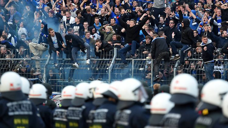 Polizeipräsenz beim Relegationsspiel zwischen dem Karlsruher SC und dem Hamburger SV.