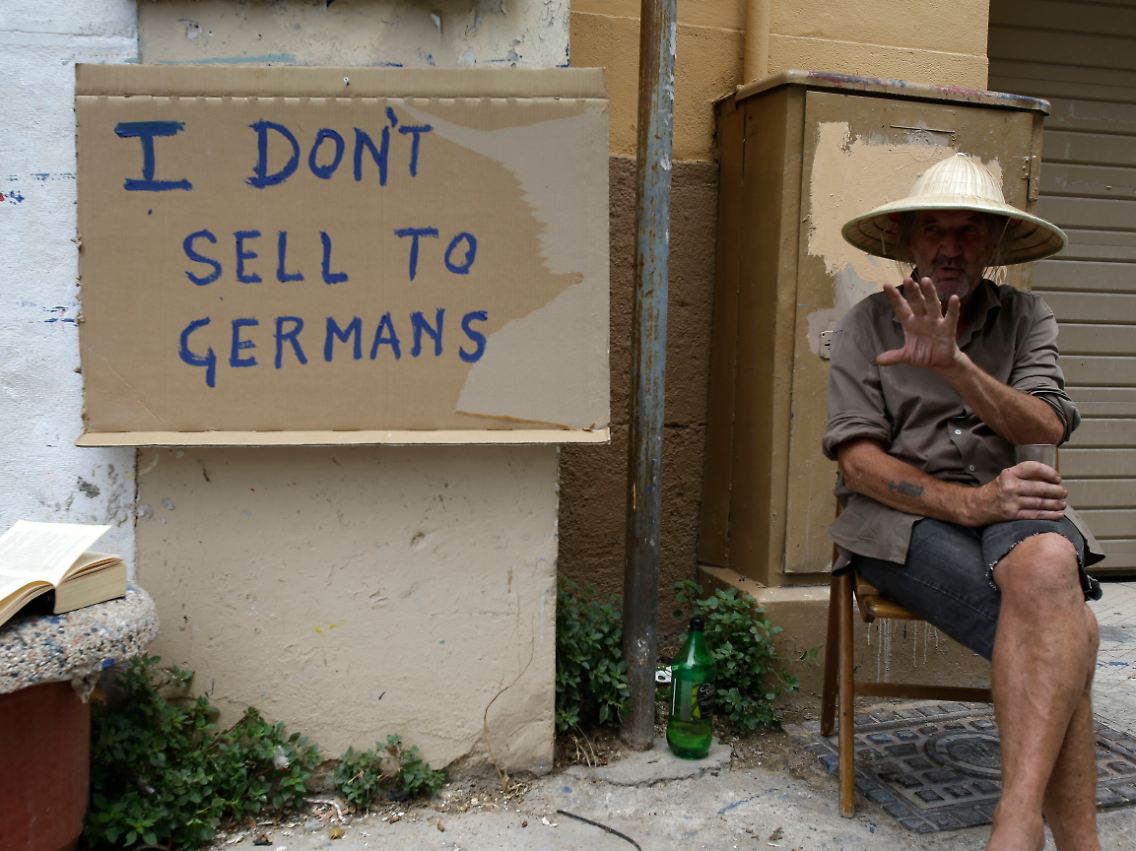 Tom McGrath verkauft Miniaturen im Athener Touristenviertel Plaka. Er stammt aus Belfast und lebt seit 20 Jahren in Griechenland. Sein Schild ("Ich verkaufe nicht an Deutsche") ist nach Angaben der Bildagentur satirisch gemeint.