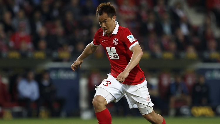 Shinji Okazaki wird neuer Teamkollege von Robert Huth und Christian Fuchs.