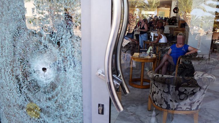 Nach dem Anschlag verlassen erliche Touristen das Hotel - sie versuchen, so schnell wie möglich abzureisen.