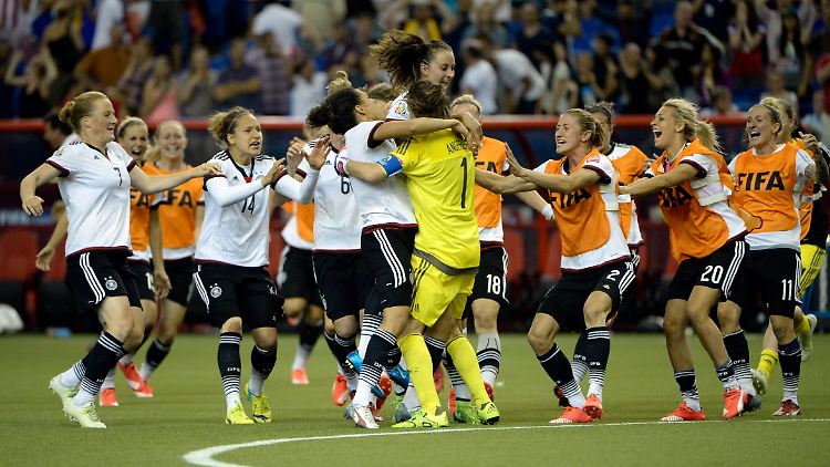 Nadine Angerer hält, Frankreich verliert: Jubelnd stürmen die deutschen Spielerinnen ihrer Nummer 1 entgegen.