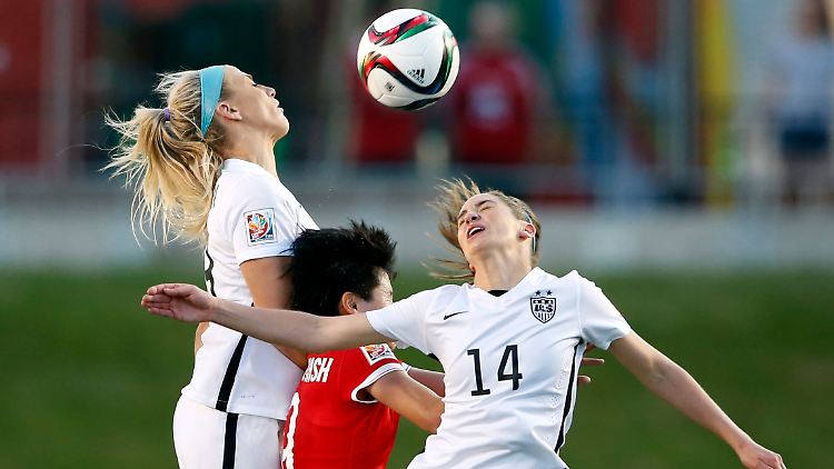 Momentaufnahme aus der ersten Halbzeit in Ottawa: US-Mittelfeldspielerin Morgan Brian (14) geht mit Julie Johnston (19) gegen Chinas Verteidigerin Wang Shanshan (9) mit dem Kopf zum Ball.