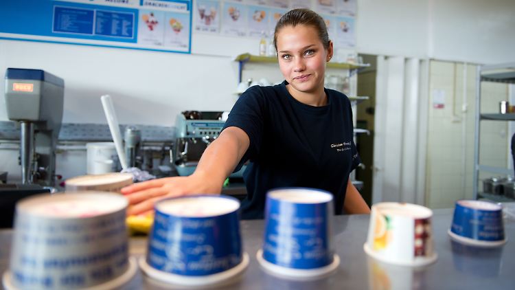 Das bietet sich im Sommer an: Ferienjob in einer Eisdiele.