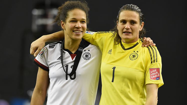 Nadine Angerer (r.) und Celia Sasic strahlen nach dem Sieg über Frankreich.