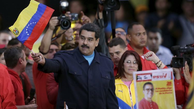 Er ist ein Krisenpräsident: Nicolás Maduro inmitten von Anhängern.