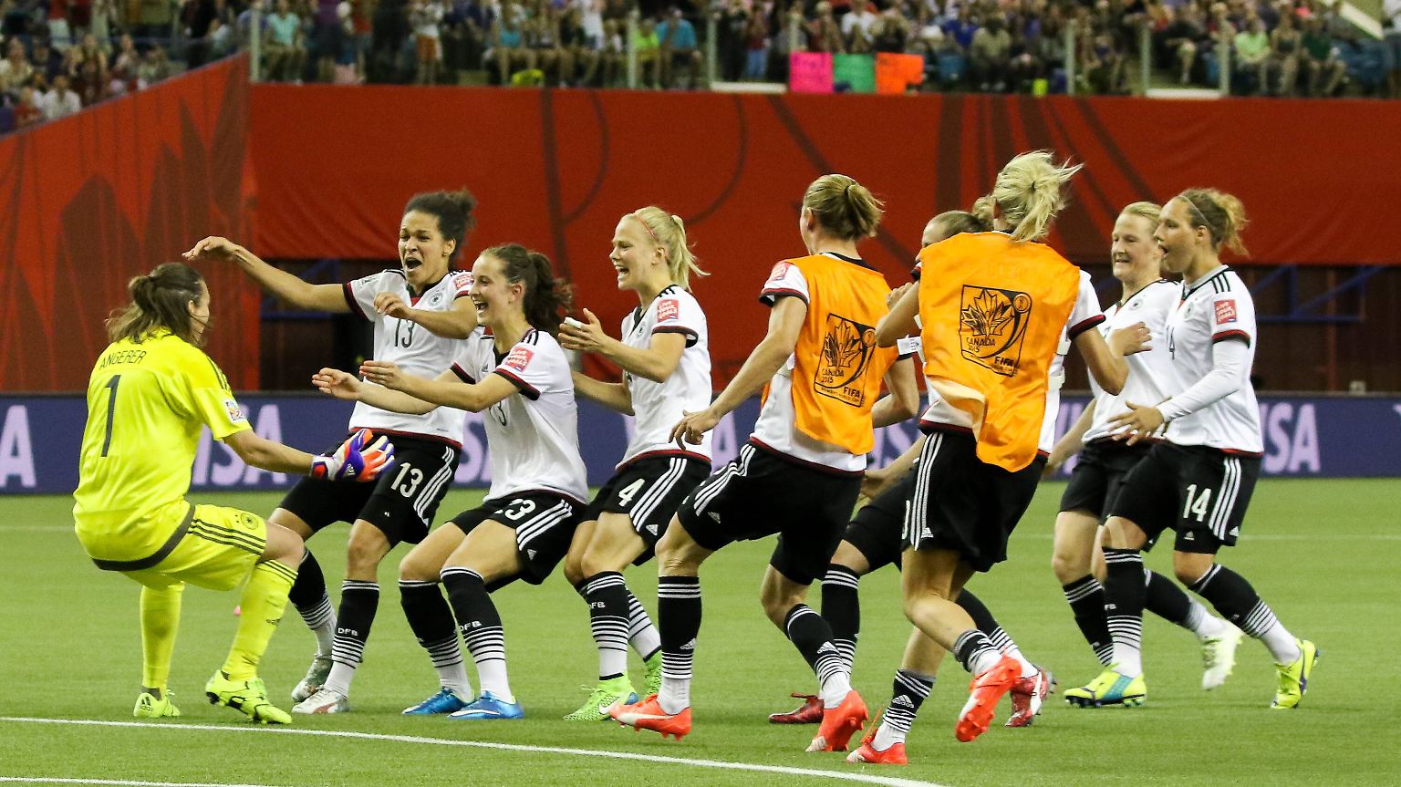 Halbfinale! Die deutschen Fußball-Frauen stehen bei der WM 2015 in Kanada in der Runde der besten vier. Mit 5:4 setzte sich das Team nach Elfmeterschießen gegen Frankreich durch.