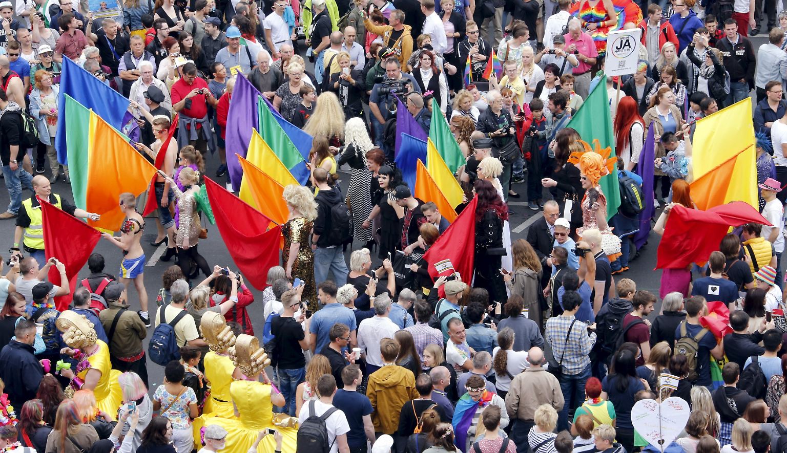 Wenn Regenbogenfahnen das Straßenbild bestimmen ...