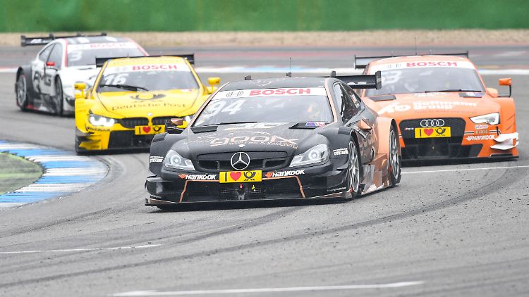 Pascal Wehrlein in seinem Mercedes-AMG C63 führt das Feld an. 