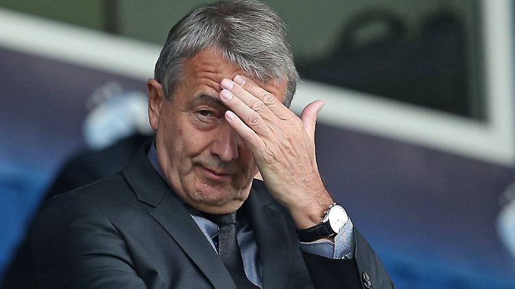 DFB-Präsident Wolfgang Niersbach will am liebsten gar nicht mehr hinschauen - man kann's ihm nicht verübeln...