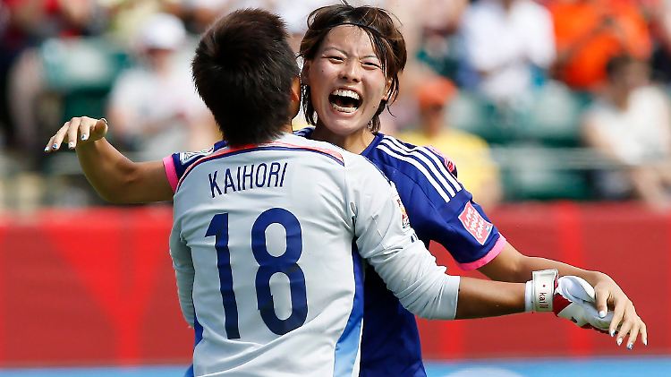 Freude bei den Titelverteidigerinnen aus Japan.