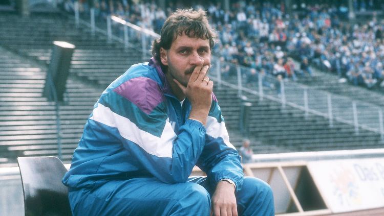 Peter hat einen Plan: Neururer könnte sich einen Job als Sportdirektor beim FC Schalke 04 gut vorstellen. Bereits von 1989 bis 1990 arbeitete er für den Klub - als Trainer.
